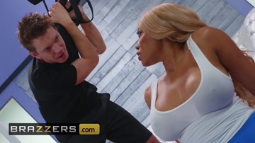 Brazzers - Extra Thicc Moriah Mills Takes White Shaft