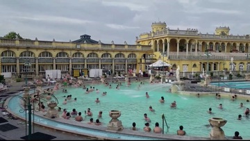 Je baise dans la piscine de Budapest