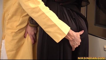 Muslim bhabhi ne Burka utha ke apne bhaiya se gaand chudwa li
