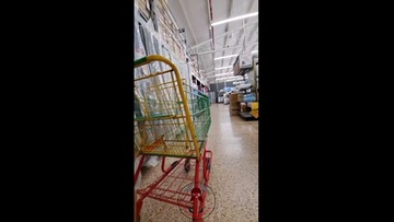 TENGO MUCHO CALOR, Y ENSEÑO MI CULO EN TANGA, EN UNA PLAZA COMERCIAL