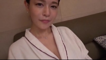 バリキャリ人妻OLの日常Vlog＝新卒くんのNTRハメ撮り プロジェクト成功のお祝いに平日の昼間からビールで乾杯！プロジェクトリーダーの上司『みく』さんは職場では厳しいけど面倒見のいい姉御肌。＃みく＃ITエンジニア Part1