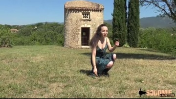 Amandine dévore avec envie trois bonnes bites