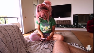 Hot gamer loses bet to Girthmasterr - Charli O