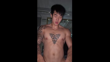 Hong Kong 22 years old / b / o muscular boy fucking his stepmother
