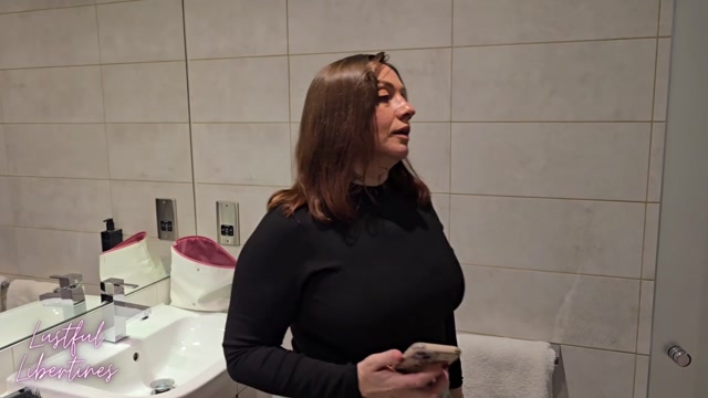 Sharing a bed with seductive mature milf stepmom